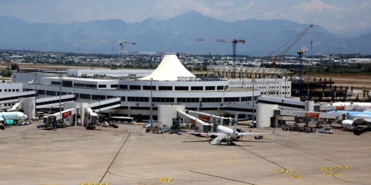 Yolcu kapasitesi 80 milyona çıkacak havalimanında bir yanda çalışma öteki yanda uçak trafiği