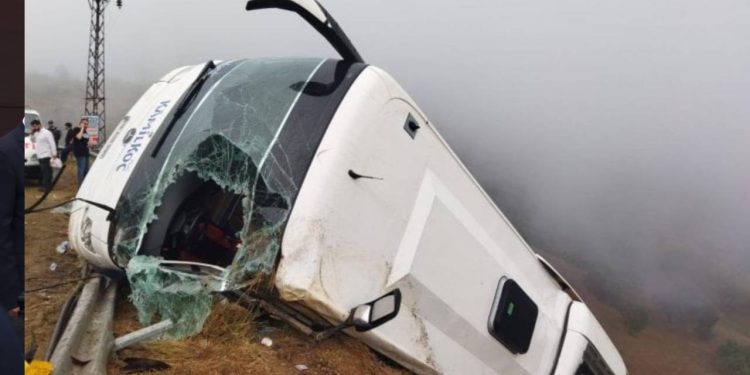 Yolcu Otobüsü Şarampole Yuvarlandı: 1 Meyyit