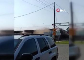 Yük treni hemzemin geçitteki kamyonu biçti