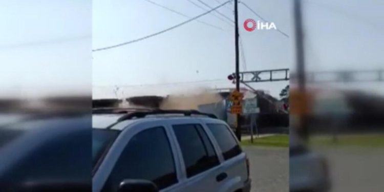 Yük treni hemzemin geçitteki kamyonu biçti