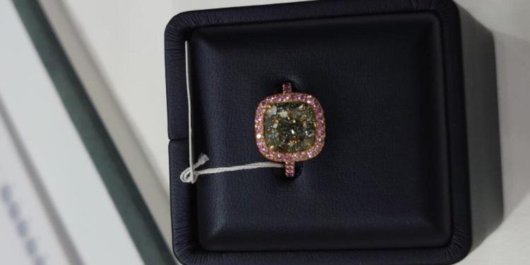 10 milyon dolarlık elmas! Fuarın en değerli kesimi…