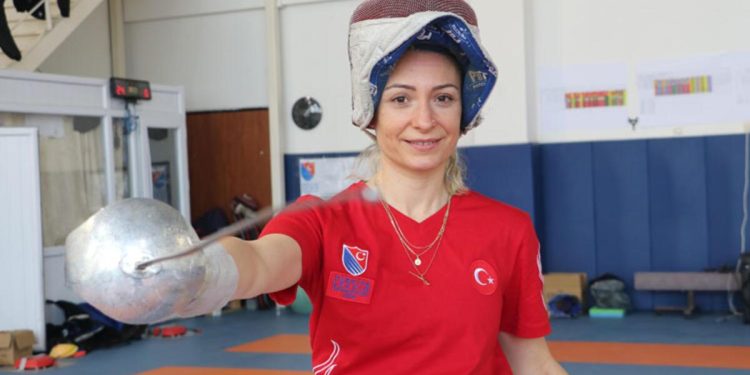 14 yıl sonra ulusal kadroya dönen eskrimci Şenay Güner, Paralimpik Oyunları’na hazırlanıyor