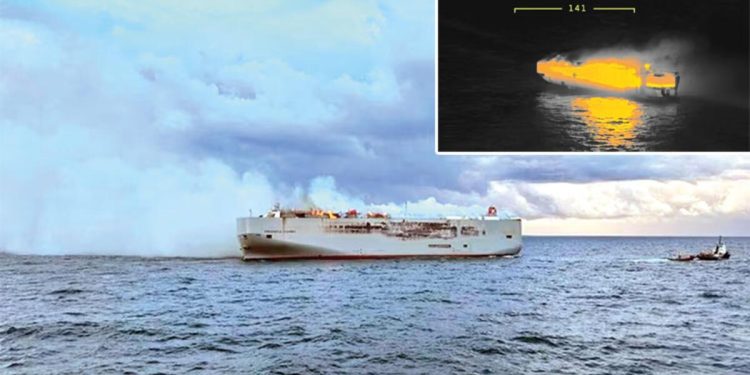 3 bin araç taşıyordu… Hollanda’da yük gemisinde yangın