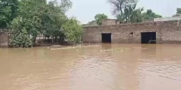 40 köy sular altında! Pakistan’da sel felaketi