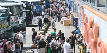 Bayram tatilini bitiren otogar ve havalimanlarına akın etti