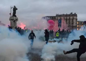 Fransa’daki protestolarda bir ölü, bine yakın gözaltı