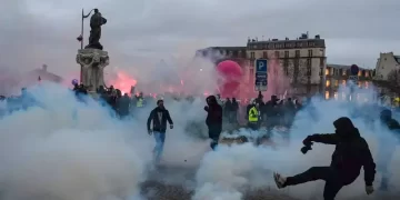 Fransa’daki protestolarda bir ölü, bine yakın gözaltı