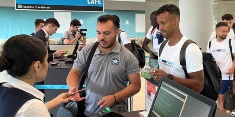 Adana Demirspor, CFR Cluj maçı için Romanya’ya gitti