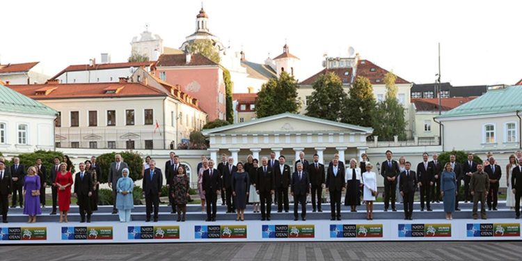 Akşam yemeği öncesi aile fotoğrafı