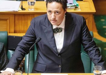 Alkollüyken kaza yapan bakan istifa etti