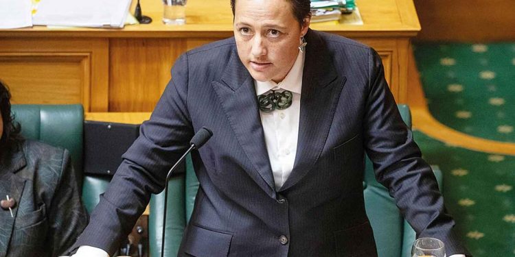 Alkollüyken kaza yapan bakan istifa etti