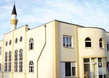 Almanya’da caminin önüne Kuran yakıp attılar