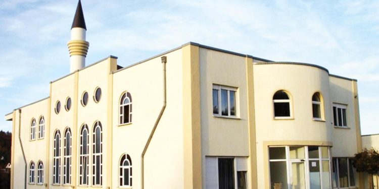 Almanya’da caminin önüne Kuran yakıp attılar