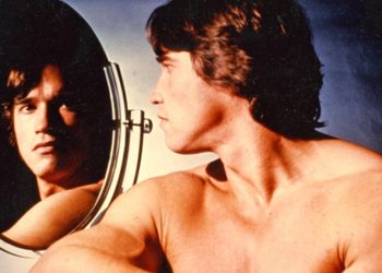 Annem odamdaki kaslı adam posterlerini görünce ağlamaya başladı