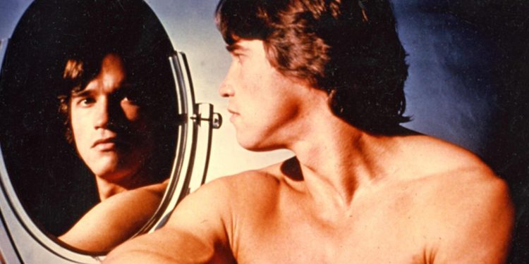 Annem odamdaki kaslı adam posterlerini görünce ağlamaya başladı