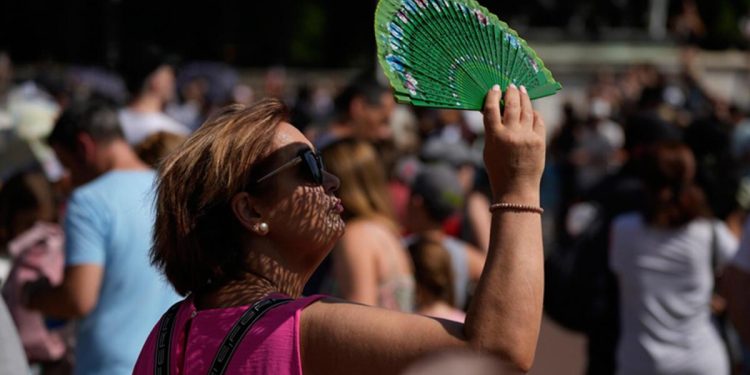 Avrupa kavuran sıcaklarla boğuşuyor
