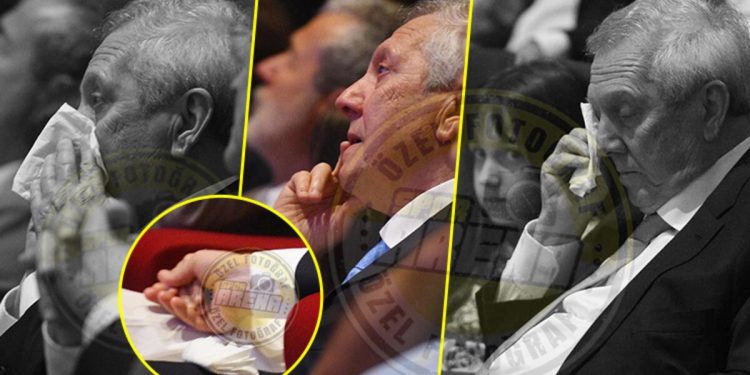 Aziz Yıldırım Fenerbahçe gecesinde gözyaşlarına hakim olamadı, ağlamamak için kızının elini tuttu