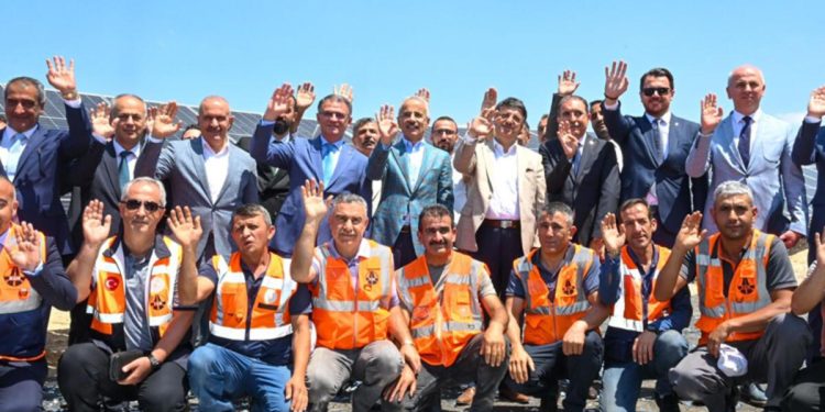 Bakan Uraloğlu güneş güç santralini hizmete açtı