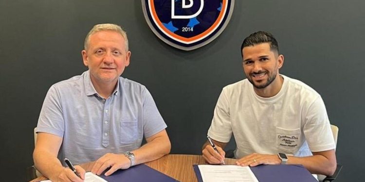 Başakşehir, Cezayirli orta saha oyuncusunu takımına kattı