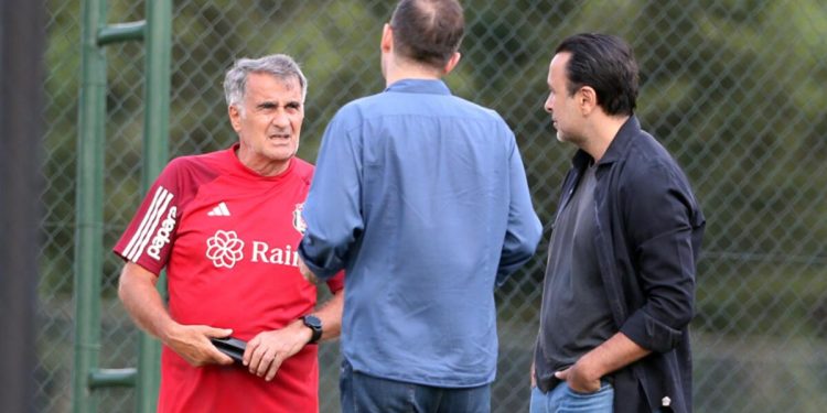 Beşiktaş’ta idman öncesi küçük toplantı