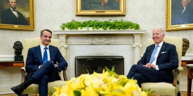 Biden ve Miçotakis telefonda görüştü