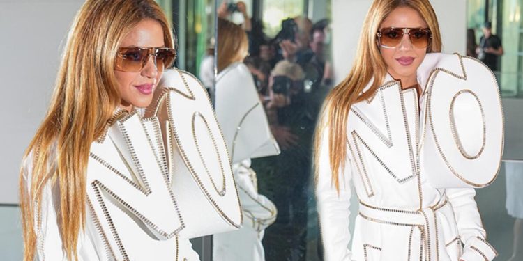 Bir anda bütün gözler ona çevrildi: İhanetle suçladığı eski aşkına bu sefer de giysili ileti yolladı