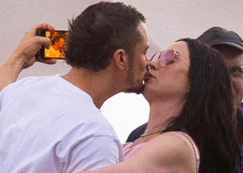 Bir hamburger ısırığında aşk: Kalabalık bile onları durduramadı, kimseden çekinmediler