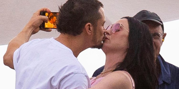 Bir hamburger ısırığında aşk: Kalabalık bile onları durduramadı, kimseden çekinmediler