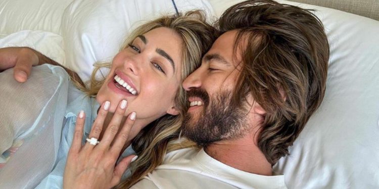 Birinci karısından, düğünden altı ay sonra boşanmıştı: Yedi yıllık arkadaşıyla nişanlandı!