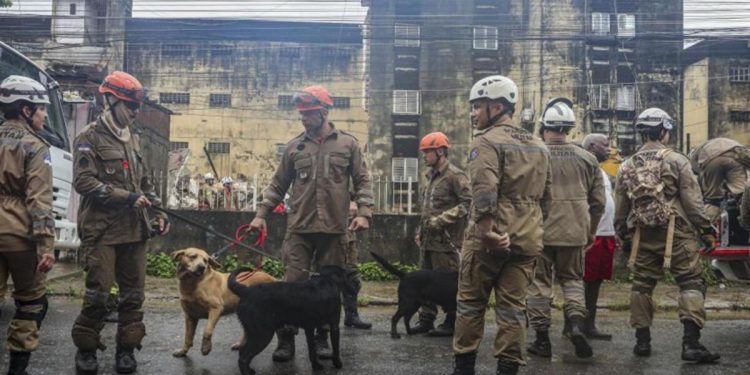 Brezilya’da 8 meyyit, 5 kayıp! 4 katlı apartman çöktü