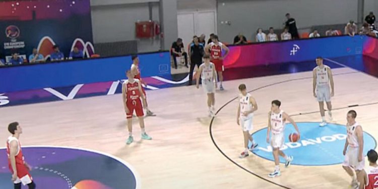 Bu türlü protesto görülmedi! Türk ve Polonya genç grupları son 5 dakika maçı bıraktı