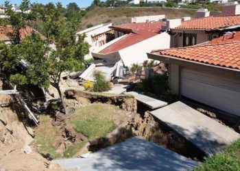 California’da 12 mesken yıkıldı! Toprak kayması yetkilileri alarma geçirdi