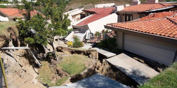 California’da 12 mesken yıkıldı! Toprak kayması yetkilileri alarma geçirdi