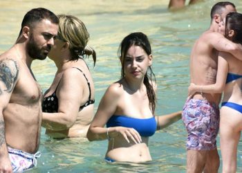 Çeşme âşıkları… Ünlü çiftin romantik tatili!