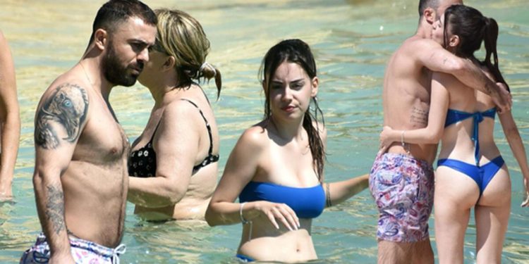 Çeşme âşıkları… Ünlü çiftin romantik tatili!