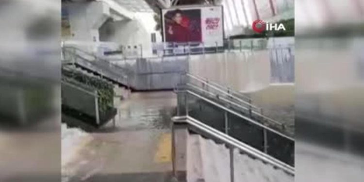 Çin’de dikkat çeken görünüm: Tren istasyonu sular altında kaldı