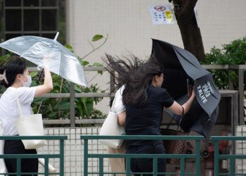 Çin’de tayfun alarmı! Uçuşlar askıya alındı