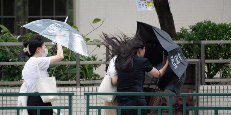 Çin’de tayfun alarmı! Uçuşlar askıya alındı