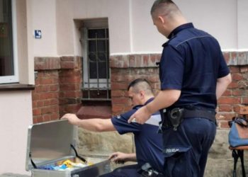 Çocuk yuvasının kapısında duygulandıran sürpriz