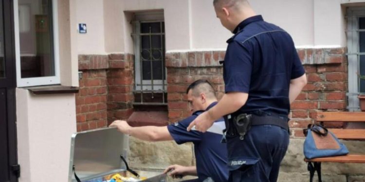 Çocuk yuvasının kapısında duygulandıran sürpriz