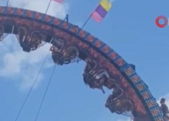 Cümbüş treni arızalanınca saatlerce baş aşağı beklediler!