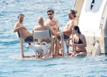 Denizde masa kurdular