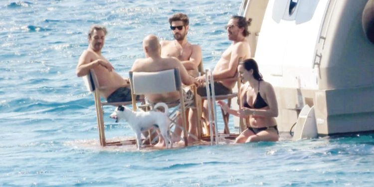 Denizde masa kurdular