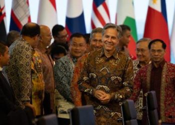 Dışişleri bakanlarının klâsik Endonezya gömleklerine büründü, ortaya renkli imgeler çıktı!