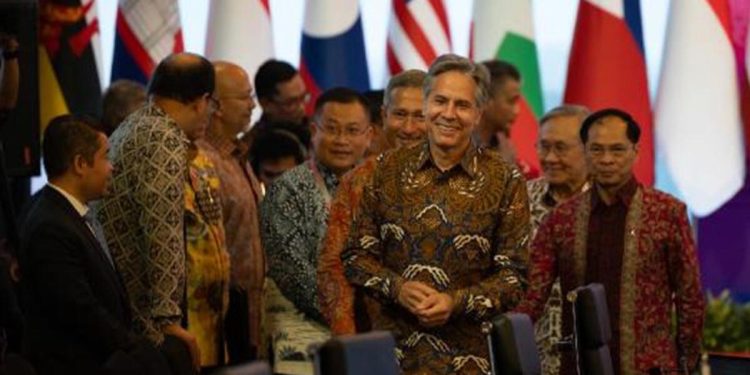 Dışişleri bakanlarının klâsik Endonezya gömleklerine büründü, ortaya renkli imgeler çıktı!