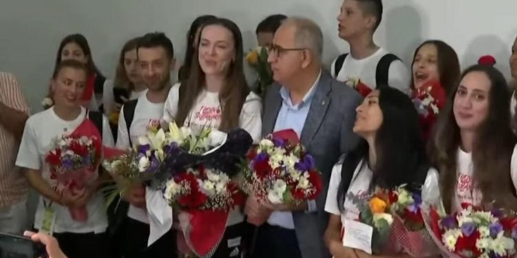 Dünya şampiyonu Filenin Sultanları yurda ! Üstündağ, Santarelli ve Eda Erdem’in açıklamaları…