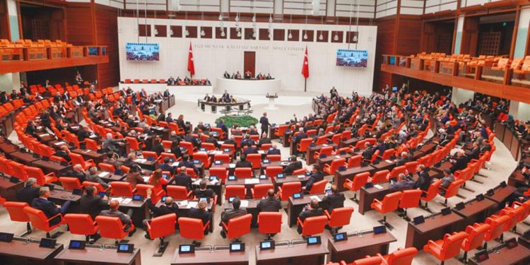 Ek bütçe geçti ek vaatler ekime kaldı