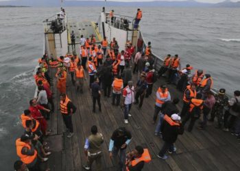 Endonezya’da feribot  alabora oldu: 15 meyyit, 19 kayıp