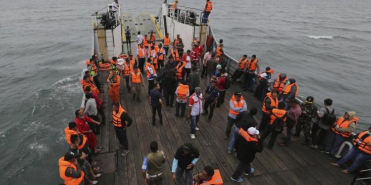 Endonezya’da feribot  alabora oldu: 15 meyyit, 19 kayıp