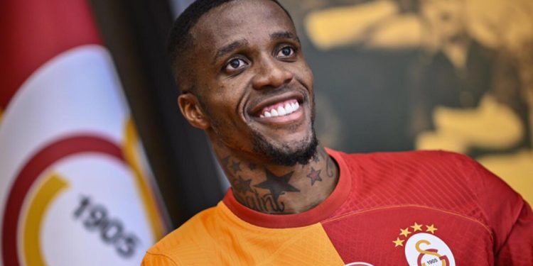 Erden Timur kamptan gidip Wilfried Zaha’nın transferini bitirdi! Transferde ‘Syzmanski’ ayrıntısı…